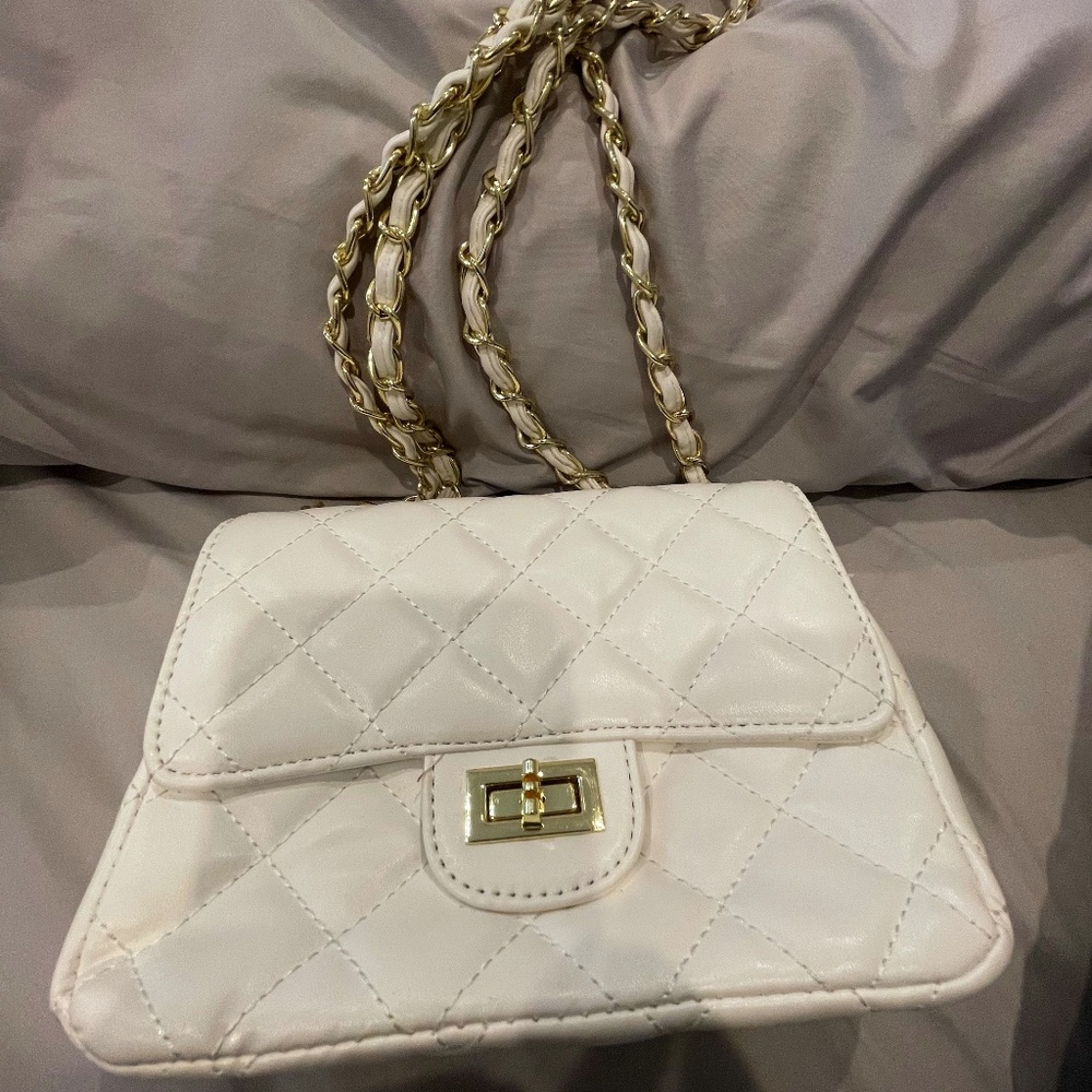 White quilted purse/crossbody or shoulder
